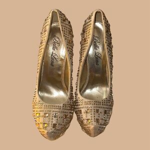 Beautiful Gold Bella Luna Size 6 Rhinestone pumps 🔥🔥🔥🤩🤩🥳